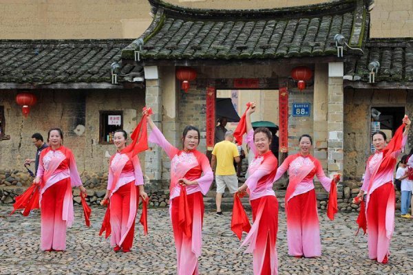 达麟操盘 南靖土楼红妹子宣讲队：用“土味”把党的创新理论唱进游客与村民心间