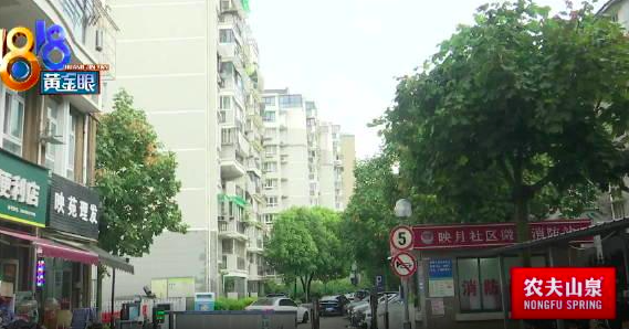 牛配资 小区二次供水改造后，业主说供水改造后楼道长青苔
